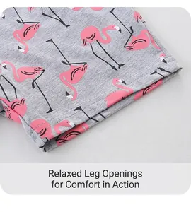 Detail des lockeren Saums mit rosa Flamingo-Print auf grauen Mädchen-Sommershorts