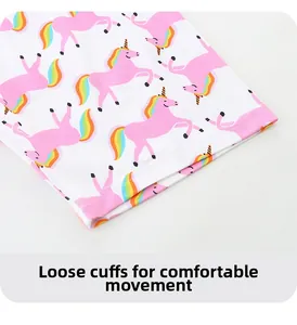 Détail du bas de pantalon de pyjama en coton blanc avec motif licorne rose mignon