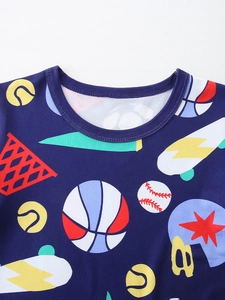 Détail de l'encolure du t-shirt enfant en coton bleu marine avec motifs de sport