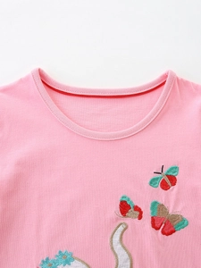 T-shirt rosa da bambina in cotone con ricami di farfalle colorate e scollo rotondo classico