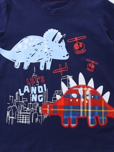 Completo estivo da bambino con t-shirt blu scuro e stampa di dinosauro
