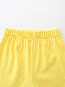 Pantaloncini di cotone giallo per bambina con vita elastica e trama a maglia fine