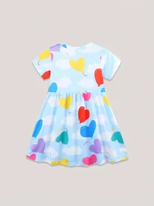 Abito estivo blu da bambina con stampe di palloncini a cuore e maniche corte soft