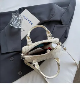 Vista dettagliata dell'ampio interno della borsa trapuntata con strass su un blazer