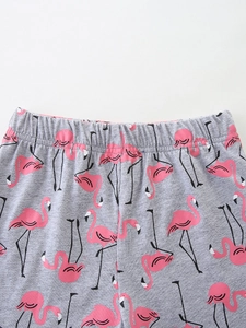 Mädchen Sommer-Shorts mit rosa Flamingo-Print auf grauem Stoff und elastischem Bund