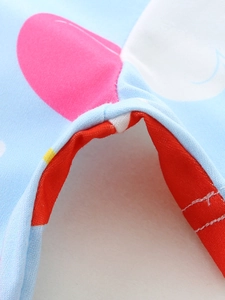 Abito estivo floreale da bambina in maglia blu con dettagli di cuciture bianche