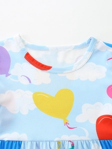 Abito estivo da bambina azzurro con nuvole, palloncini colorati e scollo rotondo classico