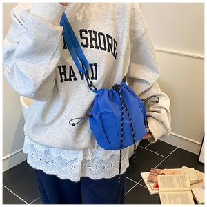 Detail der blauen Nylon-Beuteltasche mit Kordelzug und seitlichen Taschen im Einsatz