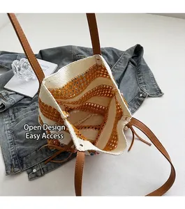 Détail du grand sac cabas en tricot rayé montrant l'intérieur spacieux et les perles