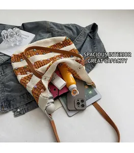 Vue détaillée du sac cabas en maille rayée montrant l'intérieur spacieux et les perles