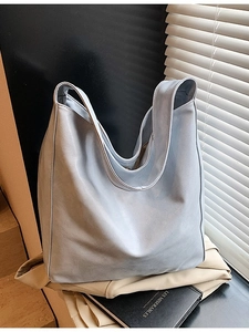 Women Large Capacity PU Leather Hobo Shoulder Bag Minimalist Commuter Tote Bag With Magnetic Buckle Plain Shoulder Bag