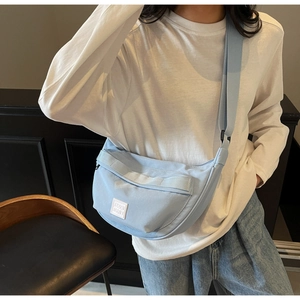 Détail du sac bandoulière croissant en nylon bleu clair avec large sangle réglable