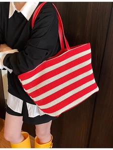 Grand sac cabas tissé à rayures rouges et blanches avec anses en cuir sur mannequin