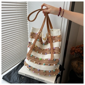 Détails du sac cabas en maille rayée avec perles colorées et pompon en cuir