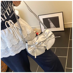 Borsa a tracolla argento stile balletcore con fiocchi e texture a pieghe su modella