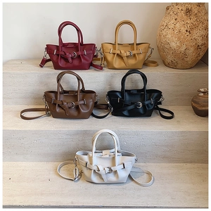 Gros plan de cinq sacs seaux colorés avec texture plissée et boucles dorées