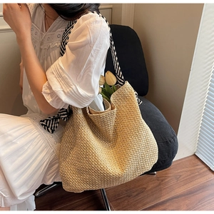 Grande borsa tote in paglia con tracolle in twill bianco e nero e tulipani decorativi