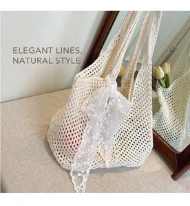 Détail de la maille du sac cabas au crochet blanc cassé avec nœud en dentelle