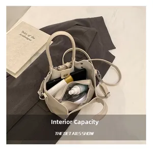 Vue de dessus de l'intérieur d'un sac seau en cuir beige montrant le rangement spacieux