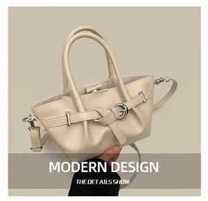 Sac seau chic en cuir crème avec boucle décorative et bandoulière réglable pratique