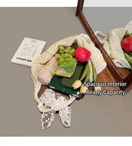 Sac à bandoulière en crochet blanc cassé montrant une grande capacité intérieure de rangement