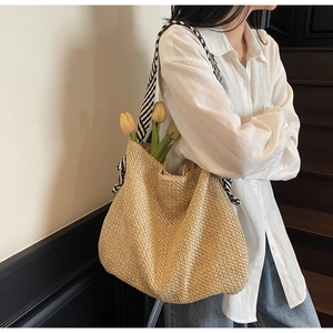 Grande borsa tote in paglia con tracolla a righe bianche e nere e dettaglio tulipano