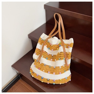 Détails de texture du sac cabas en maille rayée orné de perles fantaisie multicolores