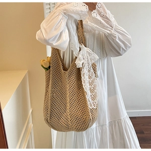 Détail du sac cabas au crochet fait main avec ruban de dentelle et accent floral en situation