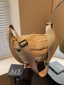 Sac bandoulière demi-lune en nylon kaki minimaliste avec bandoulière large ajustable