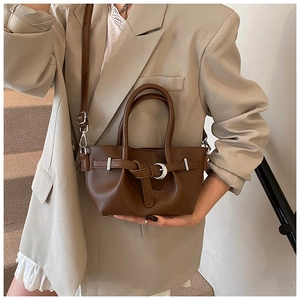 Sac seau marron en cuir PU avec boucle lune argentée et détails plissés