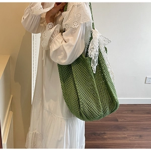 Détails du sac cabas en crochet vert orné d'un nœud en dentelle blanche vintage