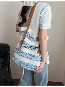 Sac fourre-tout en tricot à rayures bleues et blanches avec perles et bandoulière en cuir