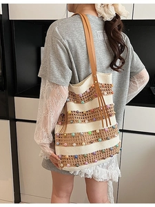 Sac fourre-tout en tricot rayé avec perles colorées et bandoulière en cuir pour l'été