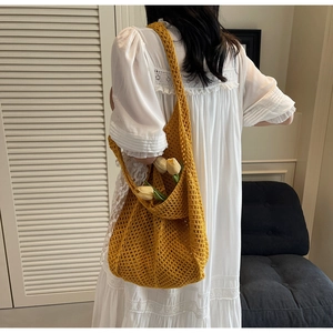 Gros plan d'un sac cabas en crochet jaune gingembre avec texture en maille ajourée