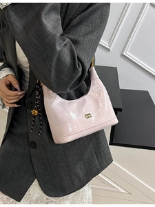 Borsa Hobo in pelle verniciata rosa con logo dorato e sciarpa a pois per moda donna