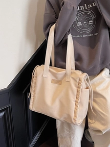 Borsa tote minimalista in tela beige con dettaglio coulisse e comodi spallacci larghi