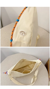 Dettaglio borsa in nylon beige con tasca interna e decorazioni in corda intrecciata