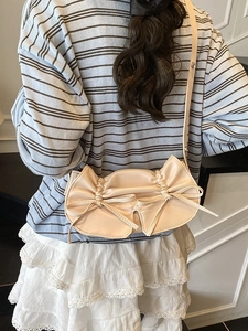 Elegante borsa a tracolla color crema a forma di fiocco con pieghe stile balletto