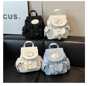 Détail de quatre mini sacs à dos floraux avec logo nika et fermeture à cordon