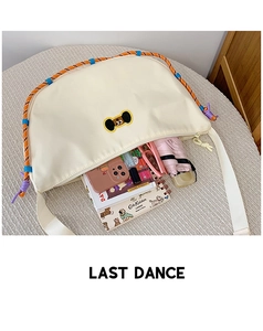 Vista dall'alto di borsa in nylon crema con spazio interno per cellulare e ombrello