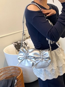 Borsa a tracolla argento a pieghe stile balletto con fiocchi per un look moderno