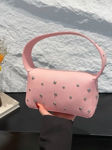Borsa a mano rosa con texture litchi e borchie argentate, elegante borsa sotto ascella
