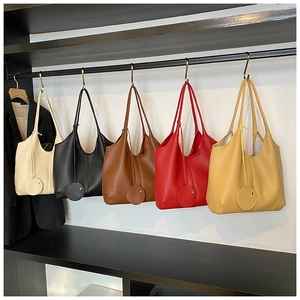 Série de sacs cabas minimalistes en cuir de couleurs crème, noir, marron, rouge et jaune
