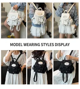 Vues détaillées de mini-sacs à dos à fleurs gaufrées en blanc et noir avec bretelles réglables