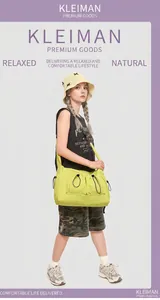 Dettaglio della borsa a tracolla verde acceso con tasche a coulisse e tessuto in nylon