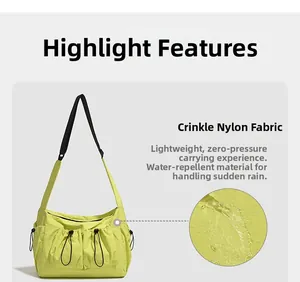 Dettaglio del tessuto in nylon stropicciato impermeabile e tasca laterale con coulisse sulla borsa verde