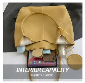 Vue détaillée de l'intérieur du sac cabas jaune avec poche zippée et grand espace
