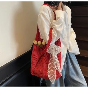 Sac fourre-tout rouge au crochet avec nœud en dentelle blanche et maille ajourée
