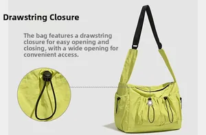 Dettaglio borsa tote in nylon verde con coulisse funzionali e tracolla nera regolabile