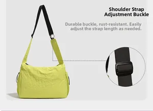 Dettaglio della fibbia regolabile della tracolla su una borsa tote in nylon lime
